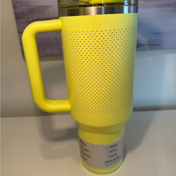 Stanley x CALIA Quencher H2.0 Tumbler 40 oz Pale Yellow Green Flowstate Straw - Picture 2 of 5